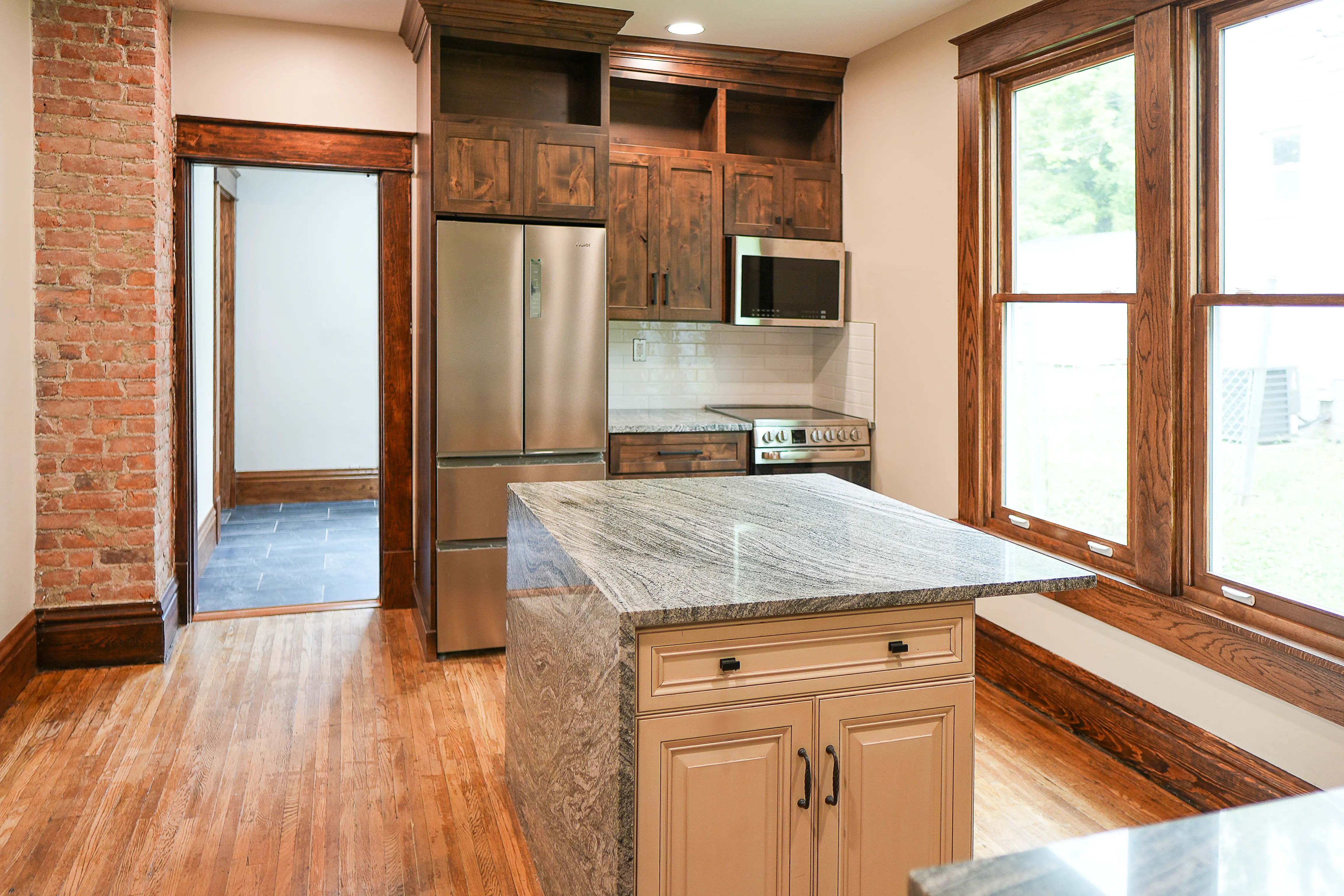 5 Bedroom Ohio State Rental House - 204 E Oakland Ave Off Campus Housing